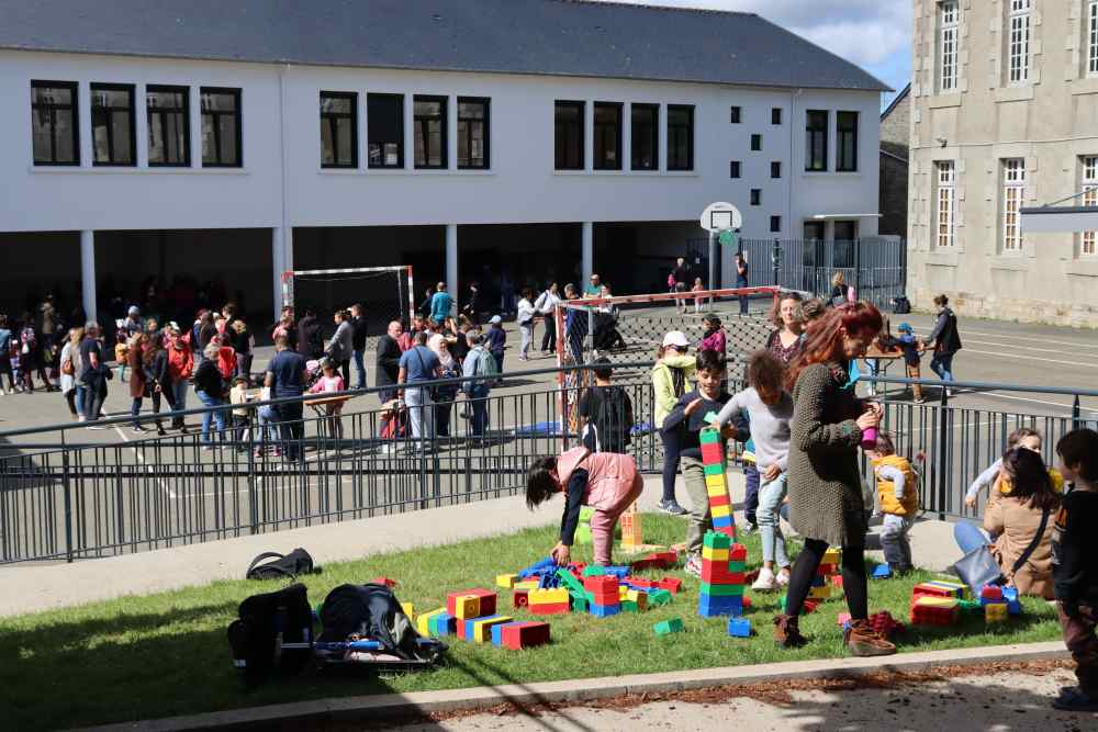 beaucoup de monde et des jeux dans la cour de l'ecole morand