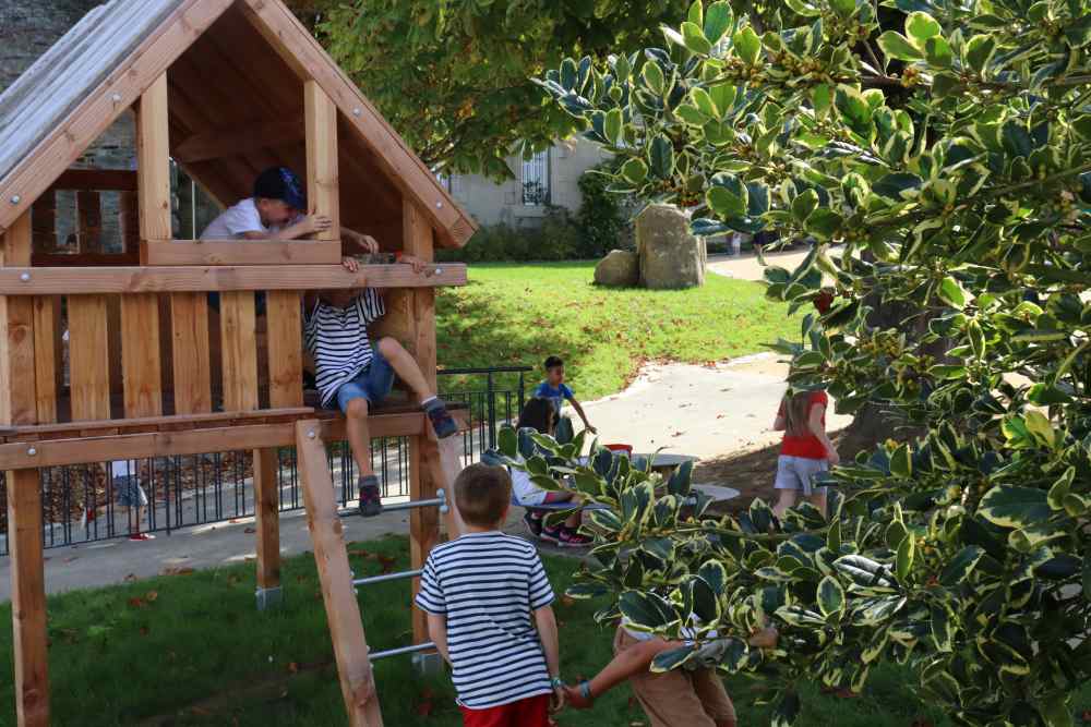 cabane de la cour de l'école morand avec des enfants qui jouent