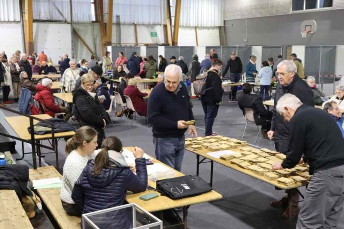 vue large du dépouillement des bulletins de vote