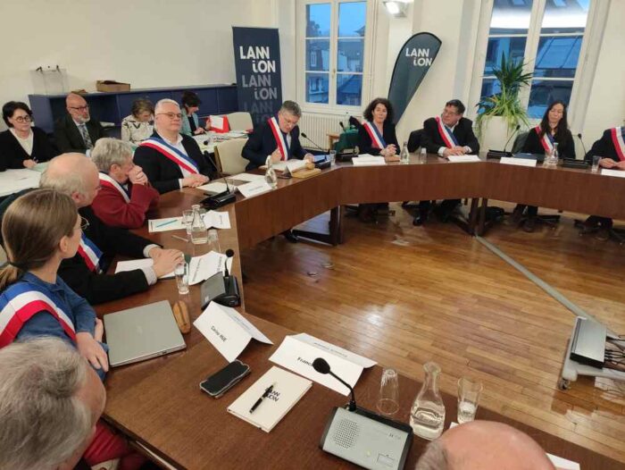 séance du conseil municipal, les adjoints portant leur écharpe tricolore