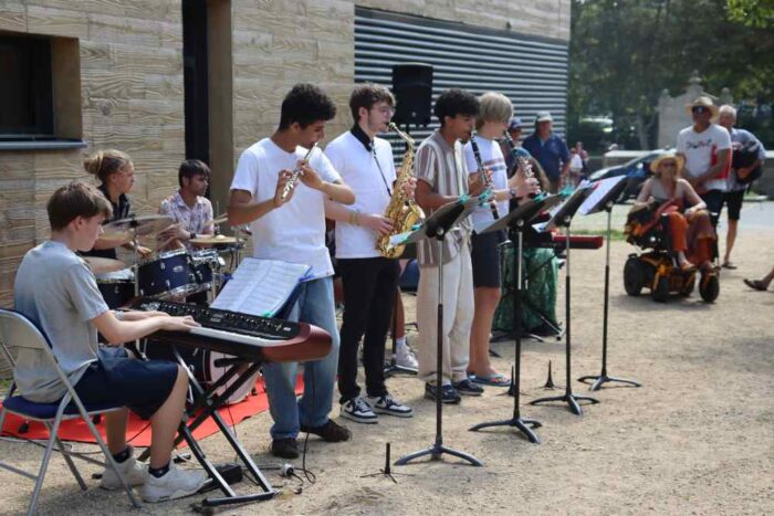 un groupe de jeunes musiciens jazz