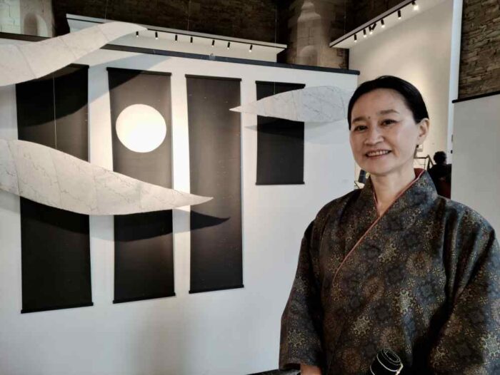 yoko watase devant une de ses oeuvres