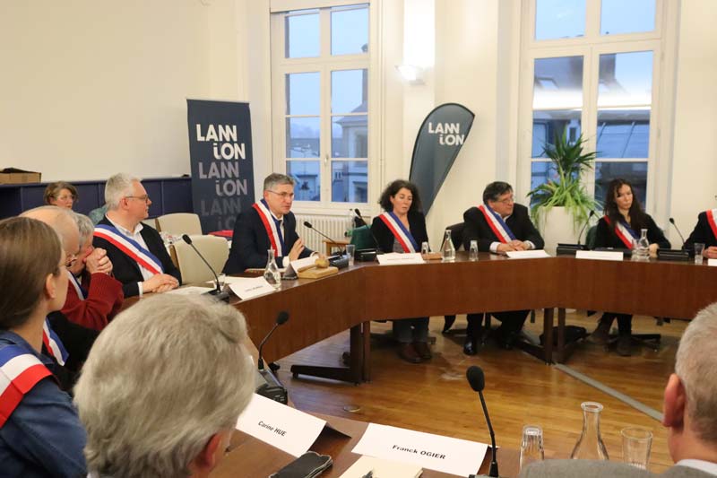 Les élus siègent dans la salle du conseil municipal