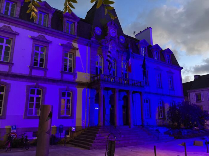 mairie illuminée en bleu