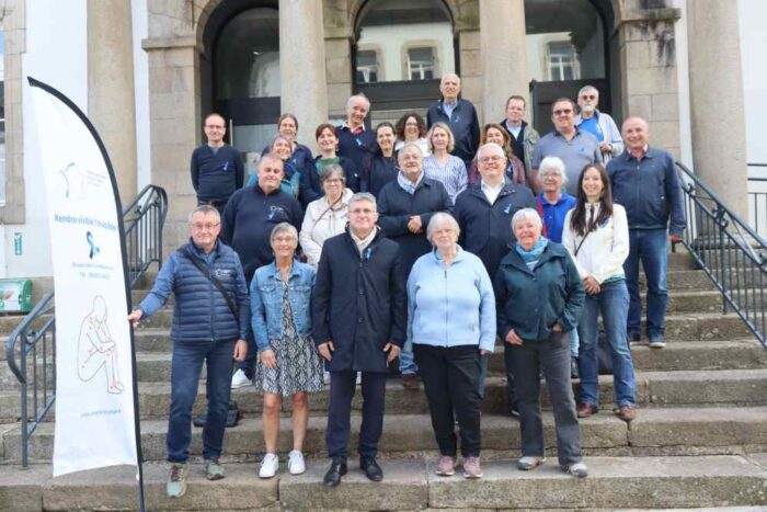 photo de groupe des élus devant la mairie, habillés de bleu et avec le ruban bleu fibromyalgie