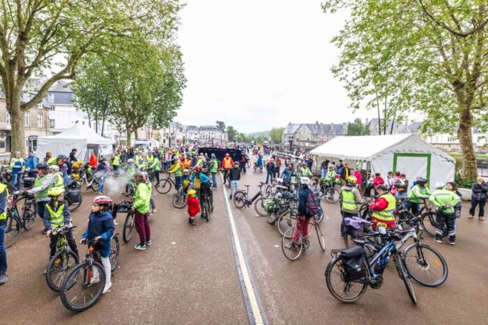 plein de vélos sur le quai d'aiguillon