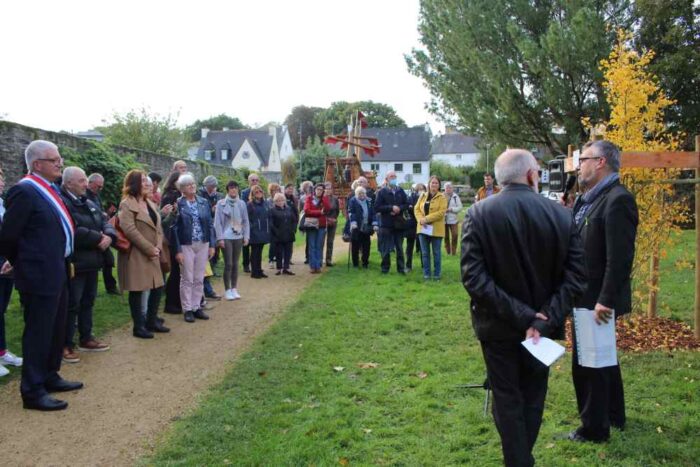 discours atour de la plantationd 'un "arbre de vie" en hommage aux donneurs d'organes