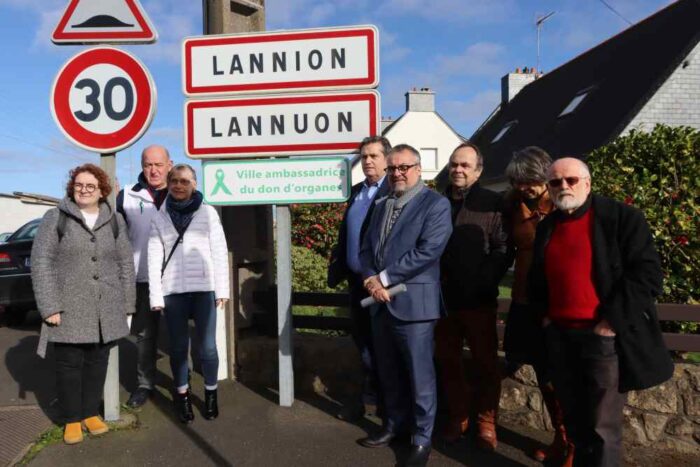 des élus posent devant le panneau "ville ambassadrice du don d'organe"