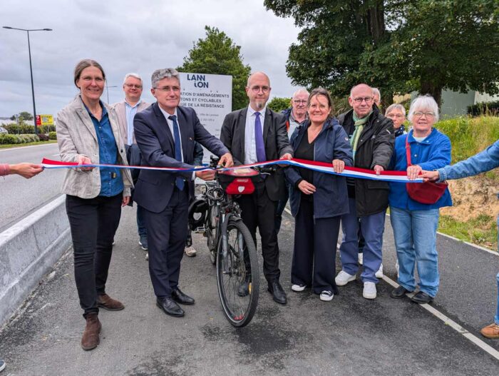 Découpe du ruban par le Maire de Lannion Éric Robert lors de l'inauguration de la piste cyclable.