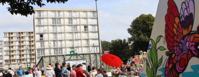 vue d quartier un jour d'animation, beaucoup de monde au premier plan, les immeubles en arrière plan