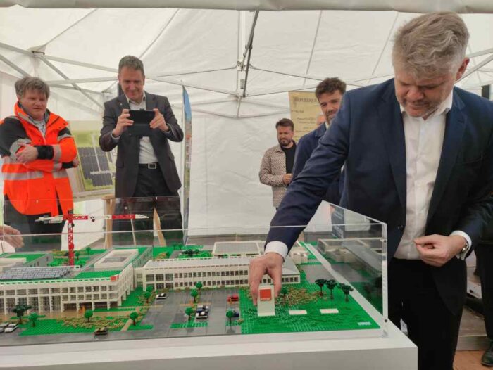 Premiere pierre symbolique posé pour Orange New Lannion