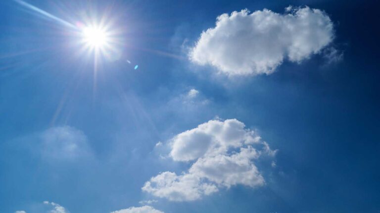 le ciel bleu et un soleil pour symboliser la canicule