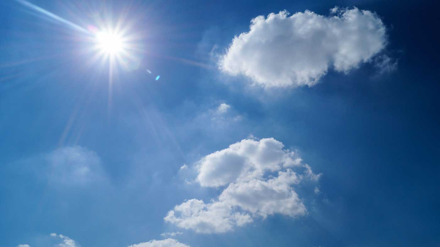 le ciel bleu et un soleil pour symboliser la canicule