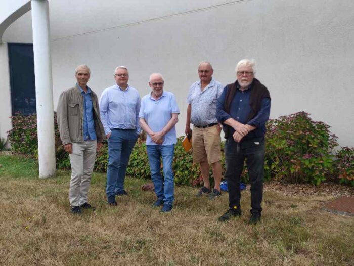 cinq hommes devant un bâtiment, ce sont les présidents des syndicats d'eau du territoire