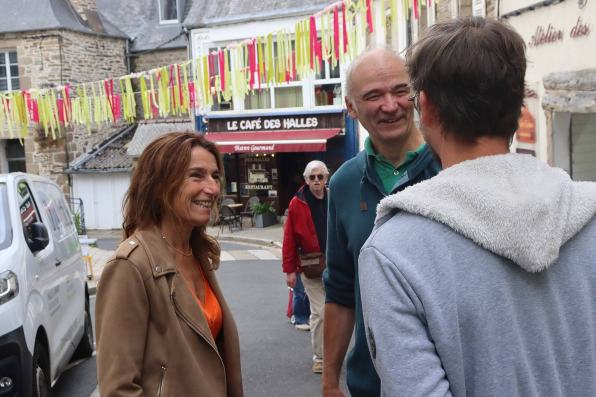 Deux élus parlent dans la rue à un habitant