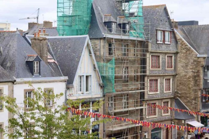 vue de plusieurs façades d'immeubles dont un est en travaux avec échafaudage