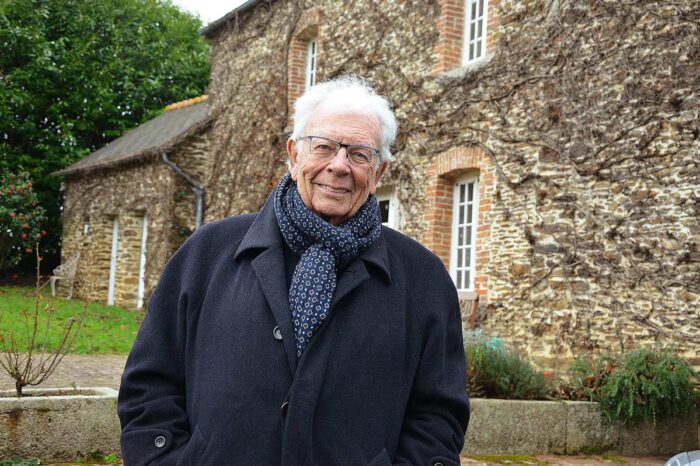 Portrait de Charles Josselin devant sa maison en Bretagne