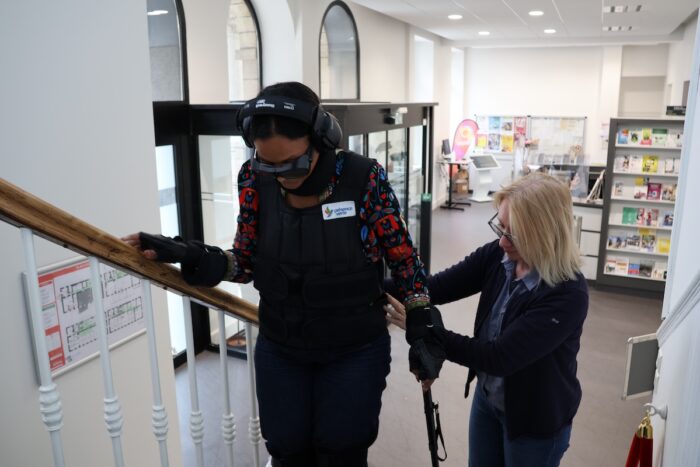 Les élus en situation pratique avec des équipements pour sensibiliser à différents types de handicap