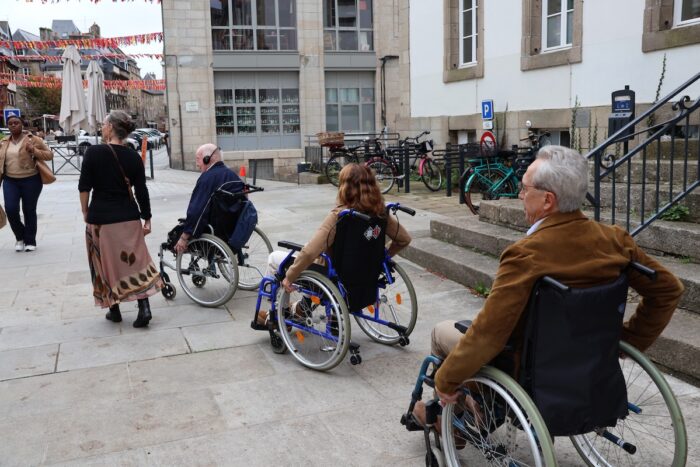 Les élus en situation pratique avec des équipements pour sensibiliser à différents types de handicap
