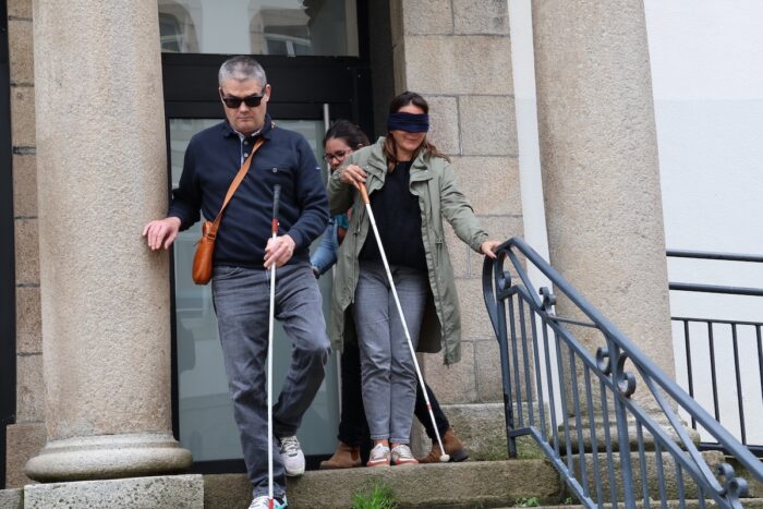 Les élus en situation pratique avec des équipements pour sensibiliser à différents types de handicap
