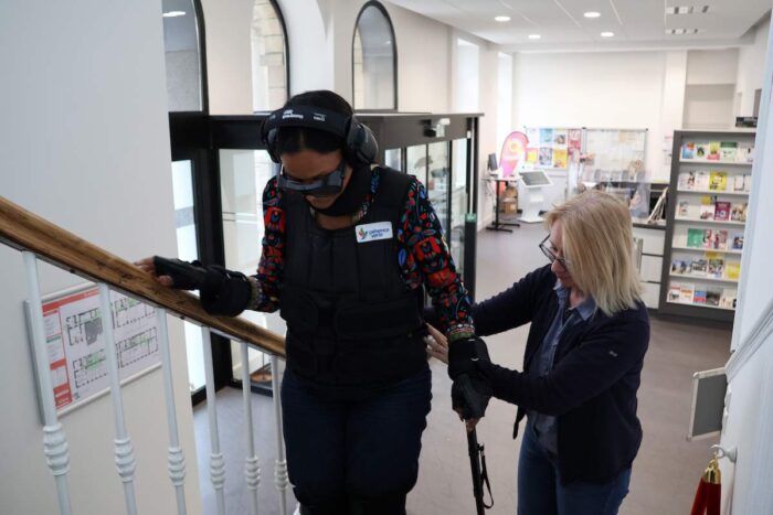 Les élus en situation pratique avec des équipements pour sensibiliser à différents types de handicap