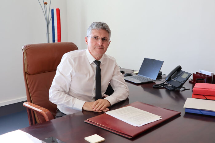 Le maire de Lannion, Éric Robert, à son bureau.